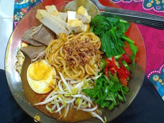 Mee Jawa siap hidang dengan telur rebus, tauhu goreng, fishcake dan taburan bawang goreng, daun sup dan cili hiris.
