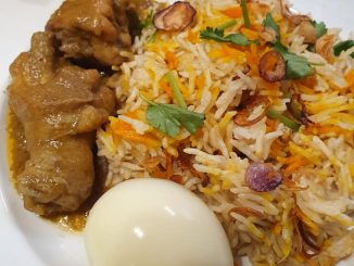 "Nasi beriani ayam yang wangi dan berperisa, dihidangkan panas bersama daun ketumbar dan minyak sapi."
