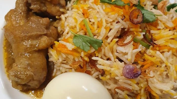 "Nasi beriani ayam yang wangi dan berperisa, dihidangkan panas bersama daun ketumbar dan minyak sapi."