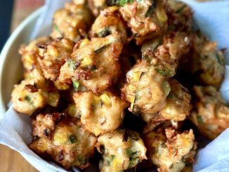 “Cucur jagung ayam dan sayur yang rangup di luar lembut di dalam, dihidangkan panas untuk minum petang.”