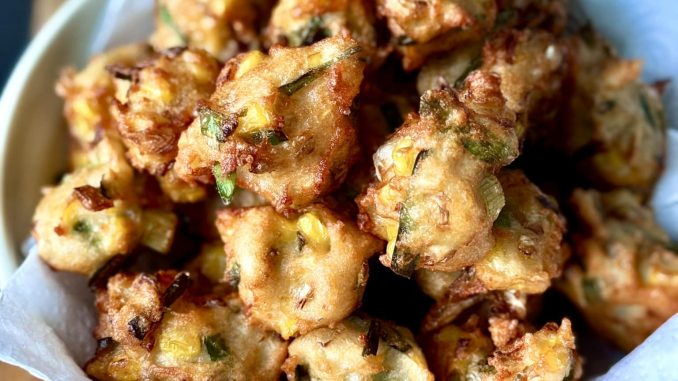 “Cucur jagung ayam dan sayur yang rangup di luar lembut di dalam, dihidangkan panas untuk minum petang.”