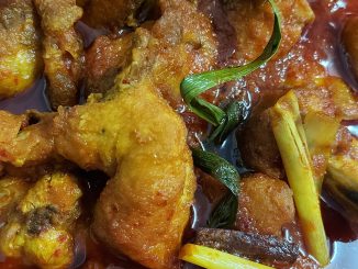 Ayam Merah Ala Kenduri dengan kuah merah pekat dan taburan bawang besar