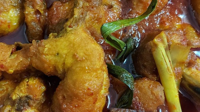 Ayam Merah Ala Kenduri dengan kuah merah pekat dan taburan bawang besar