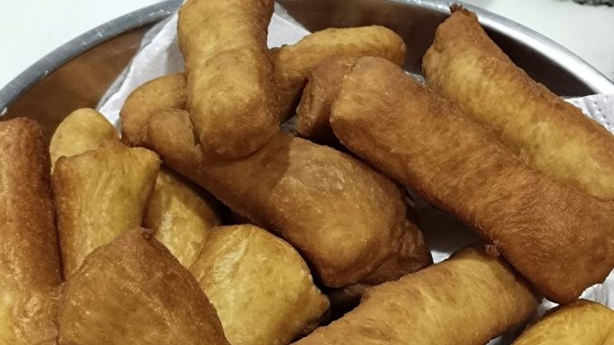 Kuih bantal gebu yang lembut dan keperangan selepas digoreng
