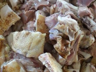 Rebus ayam kampung dalam periuk dengan beras pulut untuk lembutkan daging dengan cepat tanpa pressure cooker.