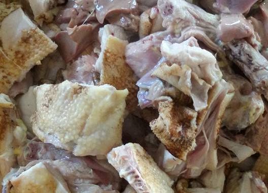 Rebus ayam kampung dalam periuk dengan beras pulut untuk lembutkan daging dengan cepat tanpa pressure cooker.