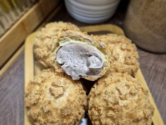 Japanese Cream Puff siap dihidang dengan krim coklat