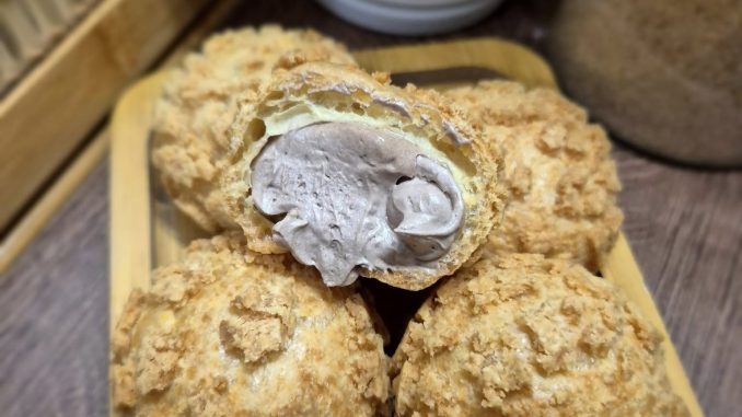 Japanese Cream Puff siap dihidang dengan krim coklat