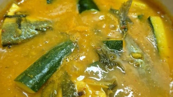 Resepi gulai tempoyak ikan kembung paling sedap dan mudah disediakan. Kuahnya pekat, berlemak, masam pedas dengan aroma daun kesum yang membangkitkan selera.
