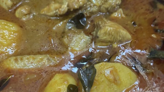 Ayam Kurma Merah berkuah pekat dengan rempah kurma, santan, cili kisar, kentang, tomato dan cili hijau.