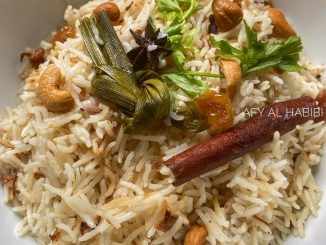 Nasi minyak klasik wangi dan lembut dihias dengan kismis, bawang goreng dan biji gajus – hidangan majlis tradisional Melayu.