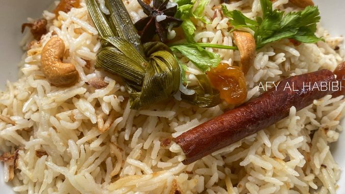 Nasi minyak klasik wangi dan lembut dihias dengan kismis, bawang goreng dan biji gajus – hidangan majlis tradisional Melayu.