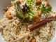 Nasi minyak klasik wangi dan lembut dihias dengan kismis, bawang goreng dan biji gajus – hidangan majlis tradisional Melayu.