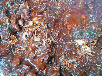 Rendang Daging Tok Perak asli dimasak hingga kering dan pekat berwarna gelap