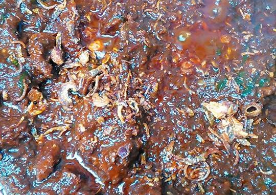 Rendang Daging Tok Perak asli dimasak hingga kering dan pekat berwarna gelap