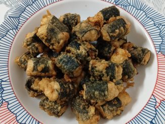Ayam gulung seaweed rangup keemasan dengan inti ayam kisar lembut dan disajikan bersama sos cili.