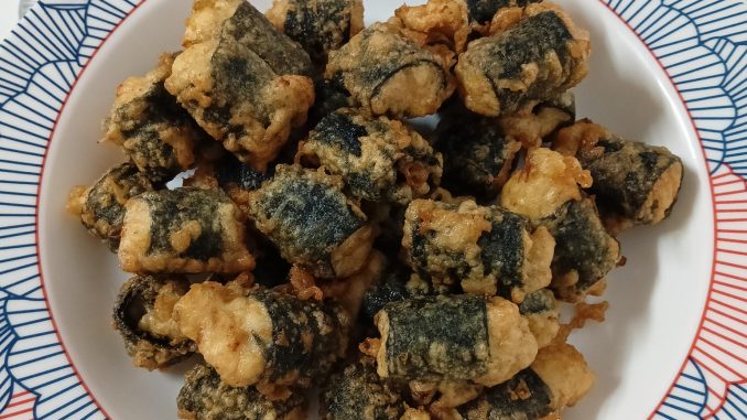 Ayam gulung seaweed rangup keemasan dengan inti ayam kisar lembut dan disajikan bersama sos cili.
