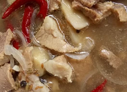 Hidangan singgang daging berkuah jernih dan wangi disajikan panas