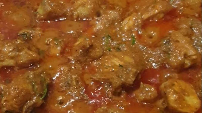 Rendang ayam berkuah yang pekat dan beraroma dengan santan dan daun kunyit