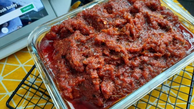 Pes rendang homemade yang sedang ditumis hingga pecah minyak