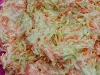 Coleslaw creamy buatan sendiri yang segar dan tidak berair