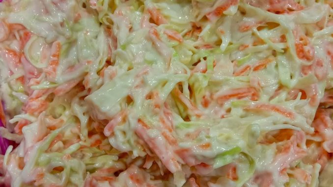 Coleslaw creamy buatan sendiri yang segar dan tidak berair