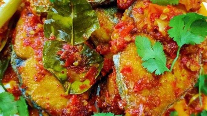 Ikan tenggiri goreng disalut sambal berlada pedas