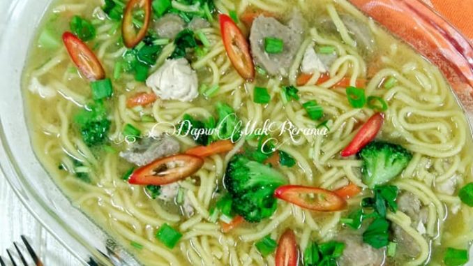 Mee sup simple berkuah dengan ayam, bebola daging dan sayur segar