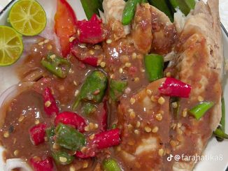 Ikan rebus asam picit dihidang bersama bawang merah dan tomato