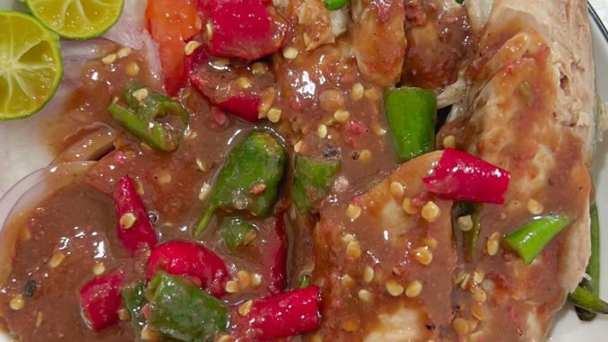Ikan rebus asam picit dihidang bersama bawang merah dan tomato