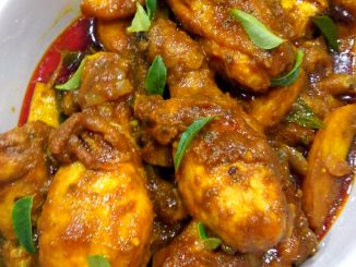 Ayam goreng kari pedas berempah dengan kentang goreng rangup