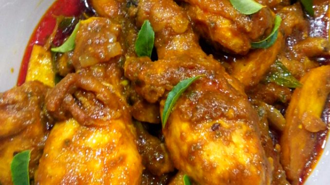 Ayam goreng kari pedas berempah dengan kentang goreng rangup