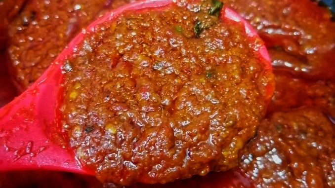 Pes asam pedas pekat dalam mangkuk siap digunakan