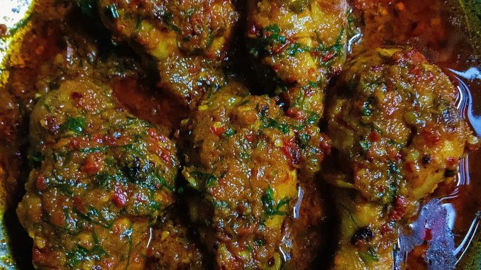 Ayam pedas berkuah santan yang dimasak dengan cili padi dan santan pekat