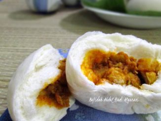 Pau inti ayam gebu dan lembut di atas pinggan putih