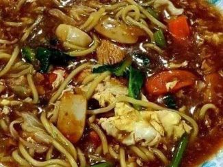 Mee Hailam sedap dengan ayam, daging dan udang di atas pinggan