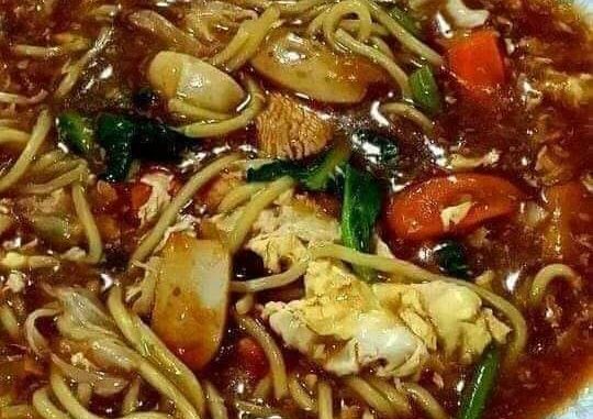 Mee Hailam sedap dengan ayam, daging dan udang di atas pinggan