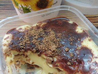Puding tiramisu kastard dalam bekas tupperware siap dihidang