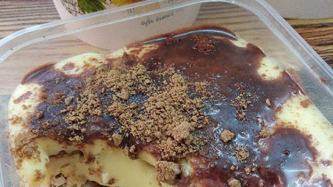 Puding tiramisu kastard dalam bekas tupperware siap dihidang