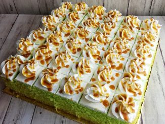 Kek pandan gula melaka lembut dengan titisan karamel gula melaka di atasnya