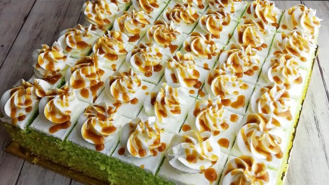 Kek pandan gula melaka lembut dengan titisan karamel gula melaka di atasnya