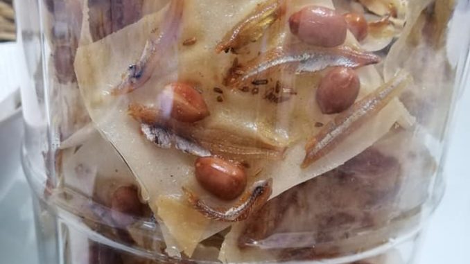 Rempeyek kacang tanah moden rangup dihidang di atas pinggan