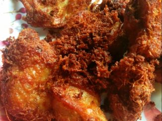 Ayam goreng berempah rangup berwarna keemasan dan beraroma rempah