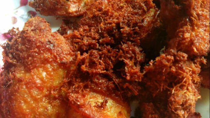 Ayam goreng berempah rangup berwarna keemasan dan beraroma rempah