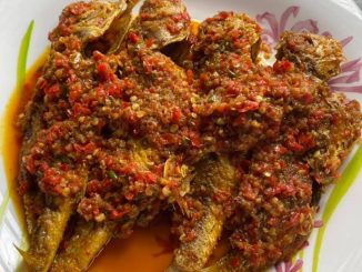 ikan goreng garing siap dihidang dengan sambal cili pedas