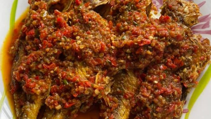 ikan goreng garing siap dihidang dengan sambal cili pedas