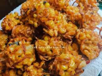 cucur jagung rangup dihidang panas dengan isi jagung, bawang dan lobak merah