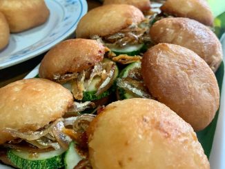 burger malaysia dengan doh gebu dan sambal nasi lemak siap dihidang