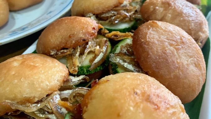 burger malaysia dengan doh gebu dan sambal nasi lemak siap dihidang