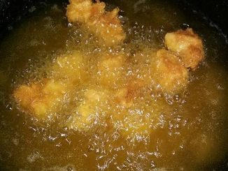 Ayam yang digoreng dengan sempurna tanpa melekat pada kuali